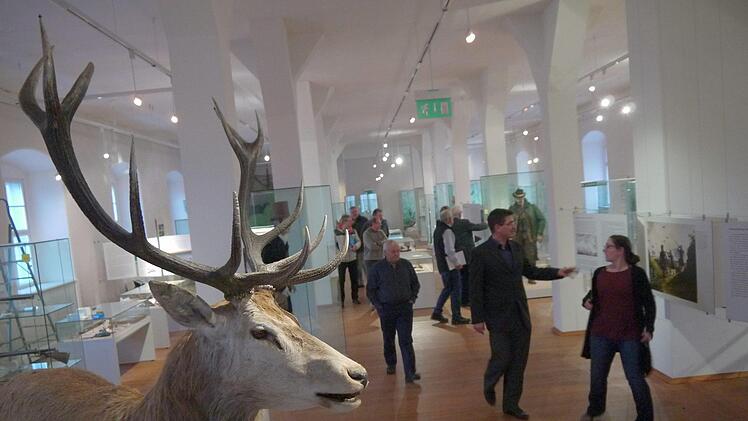 Die Mitglieder des Zweckverbandes Jagd- und Fischereimusem Schloss Tambach bei der Sichtung der Exponate.