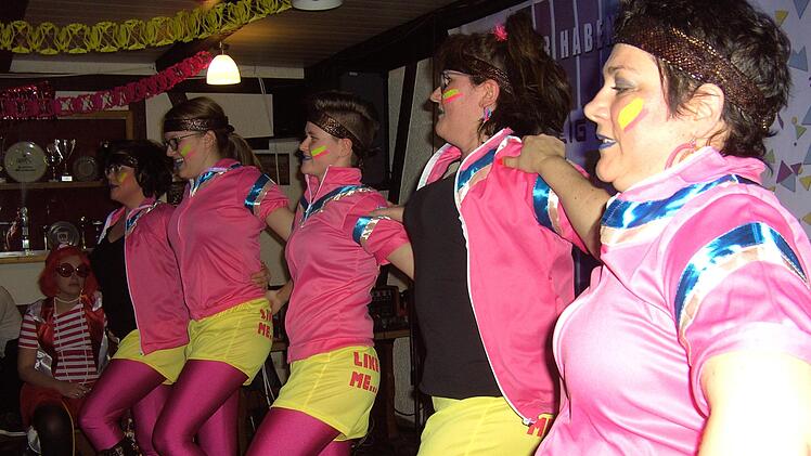 FC-Garde (von rechts): Nina Glöckler, Simone Weigand, Nadine Zink, Sabrina Zink und Nicole Zink. Udo Sell