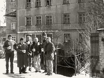 Gründerzeit: Im Februar 1993 gab der Stadtrat grünes Licht für Umbau und Renovierung der alten Limmersmühle. Auf die gute Nachricht stoßen an - von links: Hauseigentümer Hans-Hermann Limmer, Hans-Jürgen Päsler, Architekt Wolfgang Wimmer (†), Bernd Meile, Thomas Lange und Architekt  Karl-Heinz Müller.  Nur ein gutes Jahr später - also vor 25 Jahren - wurde das erste Bier in der Kommunbräu ausgeschenkt. Foto: Archiv Stephan Tiroch