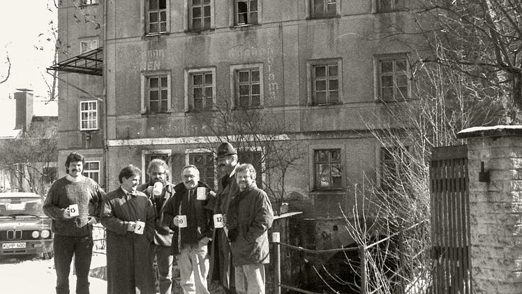 Gründerzeit: Im Februar 1993 gab der Stadtrat grünes Licht für Umbau und Renovierung der alten Limmersmühle. Auf die gute Nachricht stoßen an - von links: Hauseigentümer Hans-Hermann Limmer, Hans-Jürgen Päsler, Architekt Wolfgang Wimmer (†), Bernd Meile, Thomas Lange und Architekt  Karl-Heinz Müller.  Nur ein gutes Jahr später - also vor 25 Jahren - wurde das erste Bier in der Kommunbräu ausgeschenkt. Foto: Archiv Stephan Tiroch
