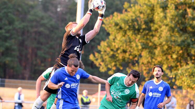 Starke Partie des Neudrossenfelder Torh&uuml;ters: Tobias Gr&uuml;ner schnappte sich hier nicht nur den Ball vor dem Schwabacher Michael Wei&szlig;, sondern parierte zu einem wichtigen Zeitpunkt auch einen Elfmeter.  Foto: Mularczyk