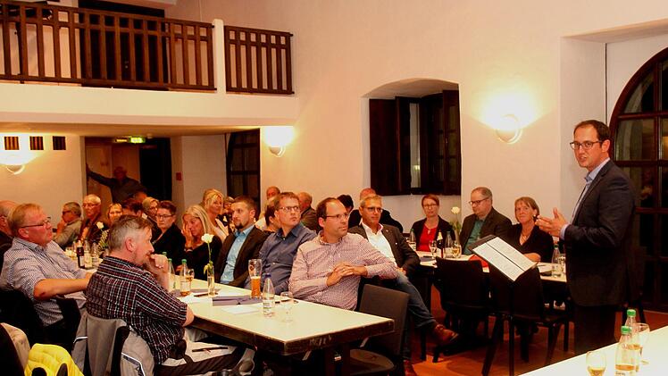 Der Bürgermeisterkandidat der Haßfurter CSU, Volker Ortloff (rechts), bei seiner Vorstellungsrede vor den Delegierten Foto: Günther Geiling