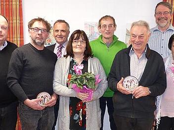 Der Obst- und Gartenbauverein hat die schönsten Anwesen ausgezeichnet. Im Bild (von links) Bürgermeister Werner Burger, Frank Goldmann, Kreisvorsitzender Günter Reif, Bettina Goldmann, Vorsitzender Michael Schüssler, Werner Weiß, Zweiter Bürgermeister Volker Kirschenlohr und Monika Weiß Foto: Klaus-Peter Wulf