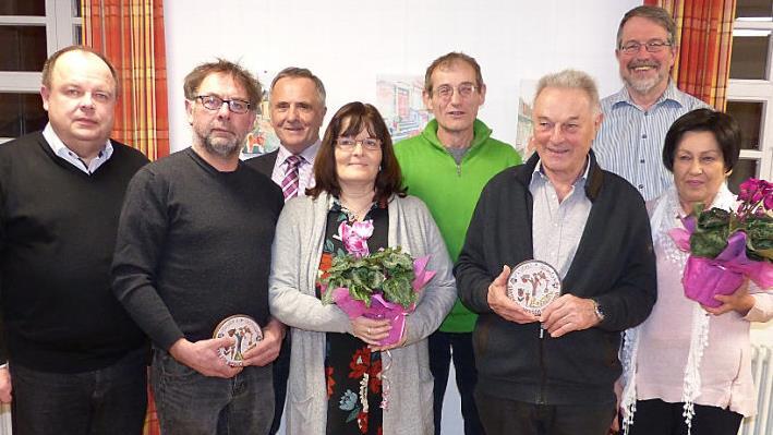 Der Obst- und Gartenbauverein hat die schönsten Anwesen ausgezeichnet. Im Bild (von links) Bürgermeister Werner Burger, Frank Goldmann, Kreisvorsitzender Günter Reif, Bettina Goldmann, Vorsitzender Michael Schüssler, Werner Weiß, Zweiter Bürgermeister Volker Kirschenlohr und Monika Weiß Foto: Klaus-Peter Wulf