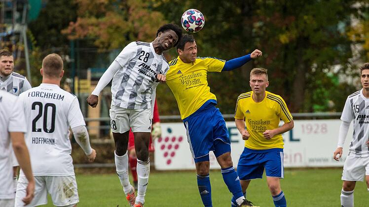 Die Mitwitzer um Luis de Kloot (gelbes Trikot, beim Kopfball) boten Jahn Forchheim vor Wochenfrist zumindest eine Halbzeit lang Paroli. Heute sind die Steinachtaler wieder in der Liga gefordert. Foto: Heinrich Weiß