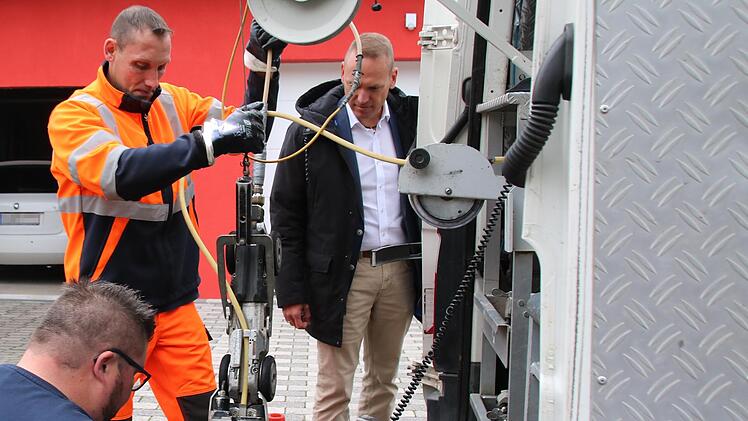 Bürgermeister Mario Götz (rechts) schaute sich die Arbeiten in Hetzlos an. Foto: Ralf Ruppert