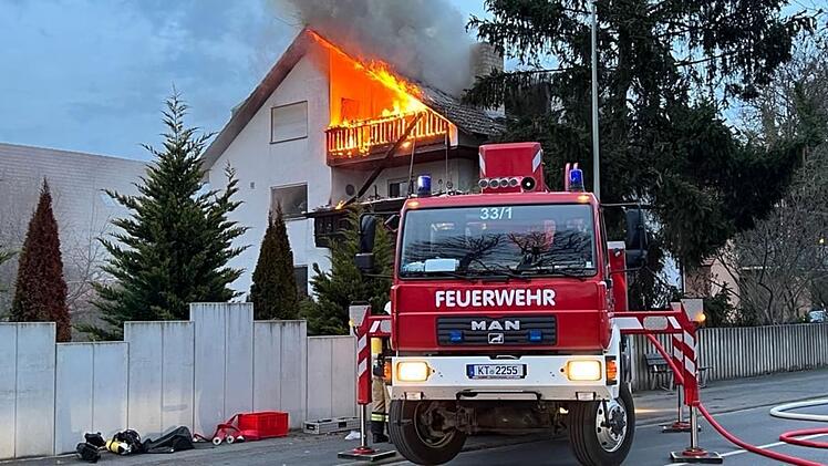 Wiesentheid: Brennender Balkon h&auml;lt Feuerwehr auf Trab - B&uuml;rgermeister schreitet f&uuml;r Bewohner ein