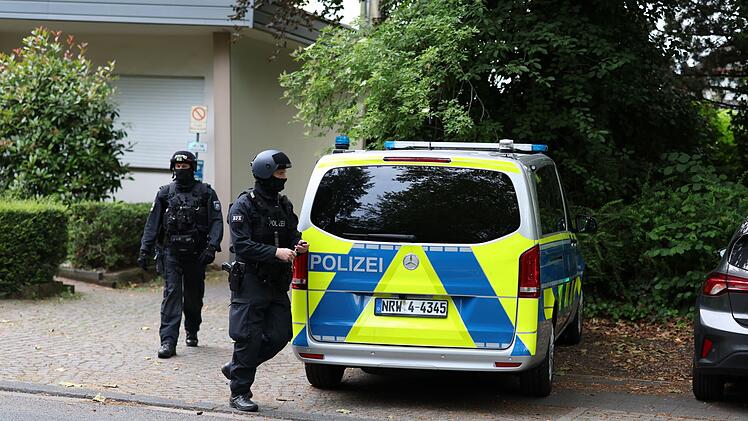 Razzien gegen Gro&szlig;familie nach Angriff auf Polizisten