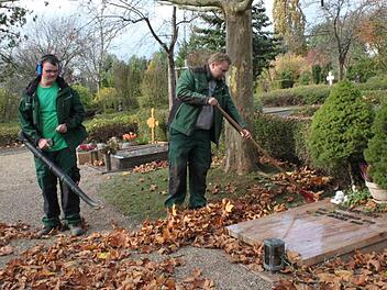 Eugen und René Macherey beseitigen das Laub auf dem Bad Kissinger Parkfriedhof. Fotos: Thomas Mäuser