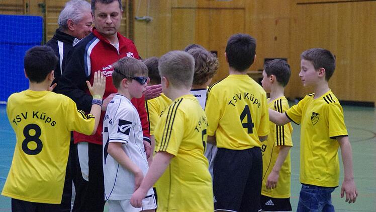 Die Küpser Spieler (gelbe Trikots) klatschen nach dem gewonnenen Finale fair mit ihren Kronacher Kontrahenten ab.