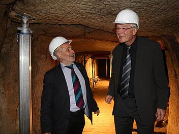 Wer, wie Bauamtschef Gerhard Zedler, groß gewachsen ist, muss beim Besuch eines Stollens schon mal den Kopf einziehen. Professor Rolf Snethlage (links) ist da klar im Vorteil. Foto: Barbara Herbst