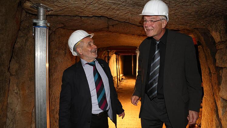 Wer, wie Bauamtschef Gerhard Zedler, groß gewachsen ist, muss beim Besuch eines Stollens schon mal den Kopf einziehen. Professor Rolf Snethlage (links) ist da klar im Vorteil. Foto: Barbara Herbst