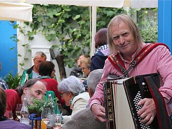 Im Winzerhof Plewe hatte Quetschenmännle Gerhard Werthmann, der singende Akkordeonspieler aus Rettersbach bei Karlstadt, seine Premiere beim Höflesfest. Fotos: Gerd Schaar