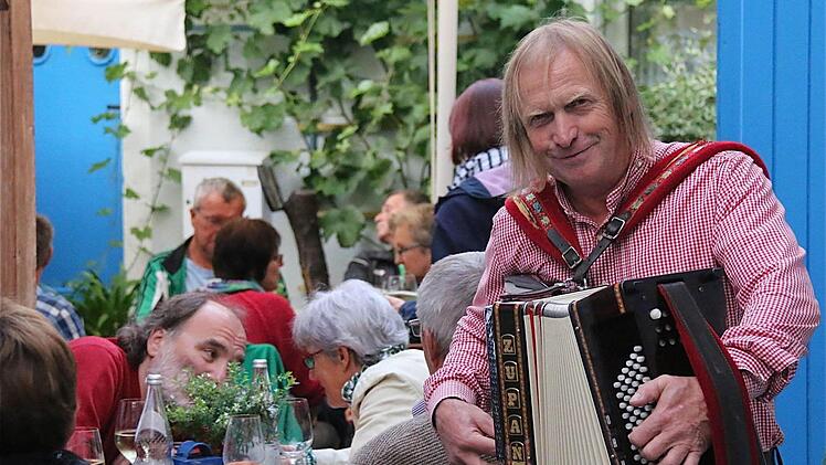 Im Winzerhof Plewe hatte Quetschenmännle Gerhard Werthmann, der singende Akkordeonspieler aus Rettersbach bei Karlstadt, seine Premiere beim Höflesfest. Fotos: Gerd Schaar