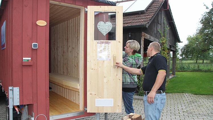 "Das Herzla muss sein", meint Andrea Lattner und bringt "die Deko" an. Foto: Stephan Tiroch