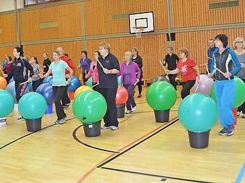 Viel Spaß machte den Teilnehmern am Fortbildungslehrgang es beim "Trommel dich fit" bei mitreißenden Trommelrhythmen. Fotos: Karl- Heinz Hofmann