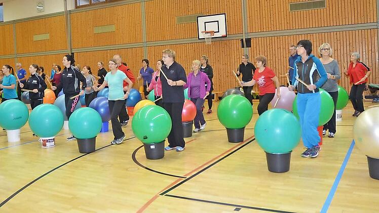 Viel Spaß machte den Teilnehmern am Fortbildungslehrgang es beim "Trommel dich fit" bei mitreißenden Trommelrhythmen. Fotos: Karl- Heinz Hofmann