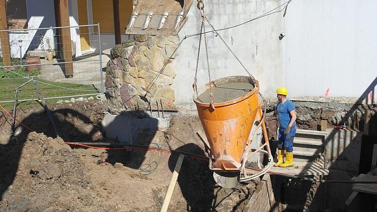 Die Garage des Wohnhauses gegenüber der Metzgerei Kleinheinz wird abgesichert.