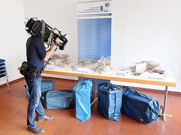 Ein Kameramann filmt am 25.09.2017 in M&uuml;nchen (Bayern) im Landeskriminalamt T&uuml;ten mit Kokain und M&uuml;lls&auml;cke mit Bananenkisten. In zehn Filialen einer gro&szlig;en Supermarktkette wurden in Bayern mehr als 180 kg Kokain in Bananenkisten gefunden. Foto: Tobias Hase/dpa
