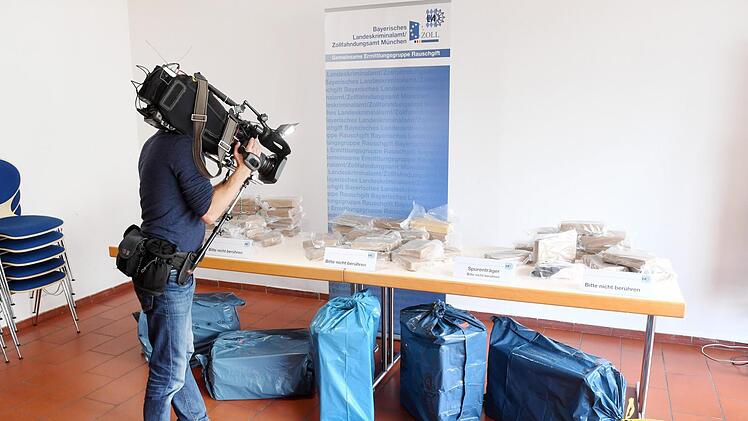Ein Kameramann filmt am 25.09.2017 in M&uuml;nchen (Bayern) im Landeskriminalamt T&uuml;ten mit Kokain und M&uuml;lls&auml;cke mit Bananenkisten. In zehn Filialen einer gro&szlig;en Supermarktkette wurden in Bayern mehr als 180 kg Kokain in Bananenkisten gefunden. Foto: Tobias Hase/dpa
