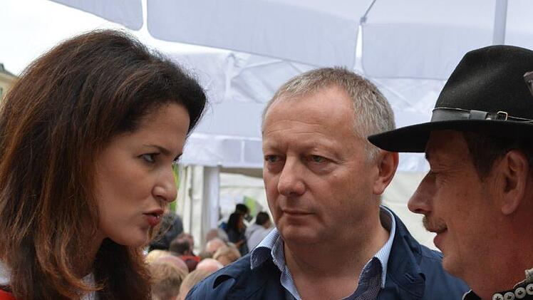 Landwirtschaftsministerin Michaela Kaniber im Gespr&auml;ch mit (v.l.) dem Bad Kissinger Landrat Thomas Bold und Rh&ouml;nsch&auml;fer Josef Kolb aus Ginolfs .Kathrin Kupka-Hahn