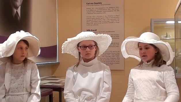 Drei junge "Annas" f&uuml;hren im Film der Sch&uuml;ler in die Welt der Namensgeberin ihrer Schule ein. Screenshot: CT