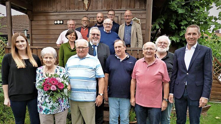 Diamantene Hochzeit konnte das Ehepaar Günter und Ilse Thormeyer feiern. Unser Bild zeigt (vorne von links) Enkelin Lisa, Ilse und Günter Thormeyer sowie Sohn Jürgen. Mit im Bild Bürgermeister Martin Bernreuther (rechts) und weitere Gratulanten Foto: Werner Reißaus