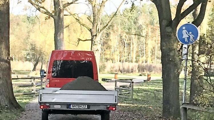 Während der Vorstellung fuhr der Zement vorbei, der für die Errichtung eines Fitnessparcours am Dechsendorfer Weiher gedacht ist.