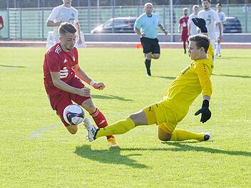 Mit f&uuml;nf Toren und f&uuml;nf Vorlagen ist Fabian Carl (rotes Trikot) aktuell bester Scorer beim FC Coburg.  Foto: Hagen Lehmann