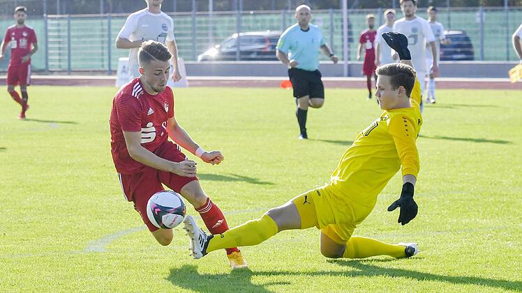Mit f&uuml;nf Toren und f&uuml;nf Vorlagen ist Fabian Carl (rotes Trikot) aktuell bester Scorer beim FC Coburg.  Foto: Hagen Lehmann