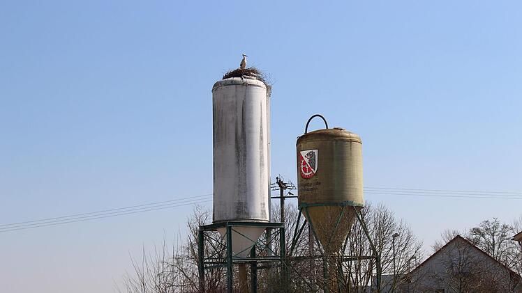 Aber der Storch hat ein neues Heim: das Silo auf dem Gelände des Bauhofs Mühlhausen. Foto: Evi Seeger