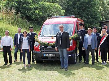 Die Anwesenden freuen sich, dass das neue Mehrzweckfahrzeug der Aufseßer Feuerwehr endlich geweiht ist. Wegen der Pandemie hatte sich die Zeremonie verschoben.