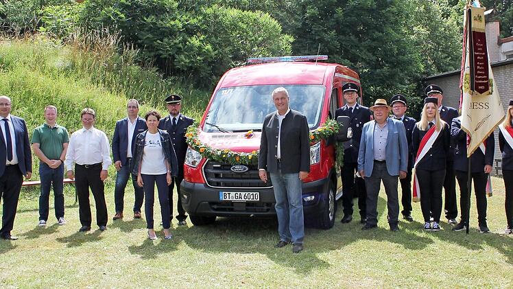 Die Anwesenden freuen sich, dass das neue Mehrzweckfahrzeug der Aufseßer Feuerwehr endlich geweiht ist. Wegen der Pandemie hatte sich die Zeremonie verschoben.