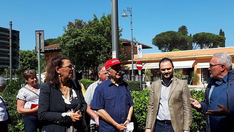 B&uuml;rgermeister Dott. Luca Baroncini (2. von rechts) begr&uuml;&szlig;t in Montecatini die G&auml;ste aus Bad Kissingen, rechts B&uuml;rgermeister Thomas Leiner