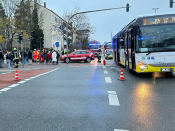 Erlangen: Unfallursache weiterhin unklar - nach Kollision zwischen Schulbus und Lkw - 15 Kinder leicht verletzt