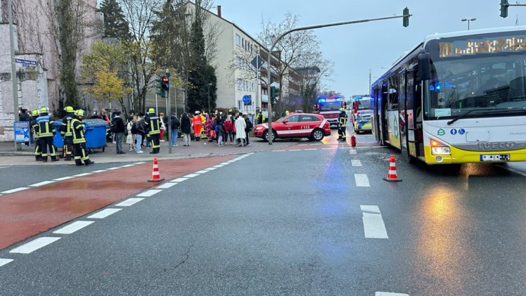 Erlangen: Unfallursache weiterhin unklar - nach Kollision zwischen Schulbus und Lkw - 15 Kinder leicht verletzt