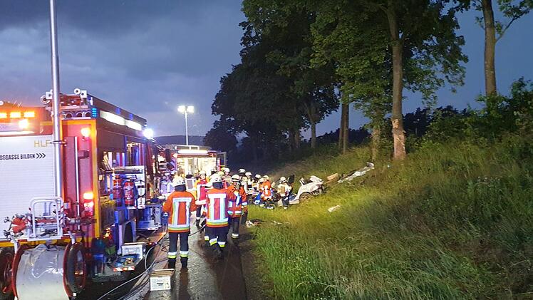 A70 bei Neudrossenfeld: Auto überschlägt sich - eingeklemmter Fahrer schwer verletzt