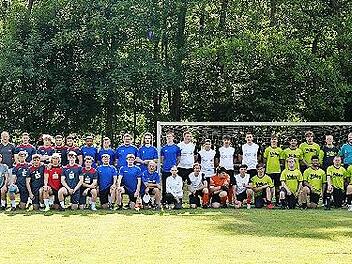 Die Teams beim Azubi-Cup in Krum.