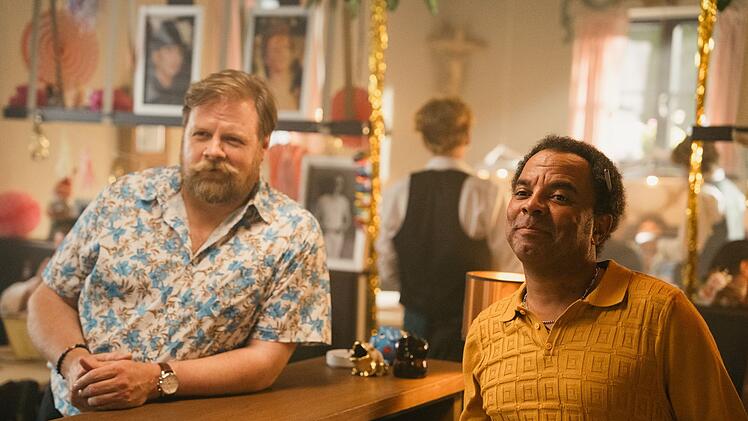 Rudi Dreiseitl (Michael A. Grimm, links) und sein Kollege Klaus (Simon Pearce) arbeiten im Szenehotel "Deutsche Eiche" - einem legend&auml;ren Treffpunkt der Schwulenszene in der bayerischen Metropole, das es wie einige andere Schaupl&auml;tze der Serie tats&auml;chlich gibt oder gab.