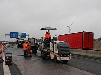 Die Grunderneuerung der A70 steht kurz vor dem Abschluss. Unser Bild zeigt Bauarbeiter bei Asphaltierungsarbeiten im Mittelstreifen kurz vor dem Autobahndreieck Bayreuth/Kulmbach. Im Hintergrund ist das Windrad bei Altenreuth zu sehen. Foto: Alexander Hartmann