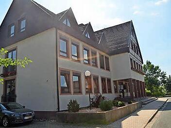 Das Rathaus in Stockheim soll im Eingangs- und Parterrebereich umgebaut und modernisiert werden. Neben dem Haupteingang mit Säulen soll links davon eine Rampe für Rollstuhlfahrer und Menschen mit Gehbehinderung entstehen. An der linken Seite des Gebäudes in Höhe der Balkone soll ein Aufzug die Besucher in den ersten Stock bringen.  Foto: eh