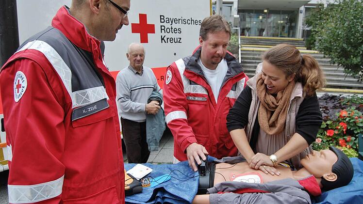 Elke Astuto aus Garitz lässt sich von Klaus Zehe (links) und Thomas Menz die Wiederbelebung erklären.  Foto: Sigismund von Dobschütz