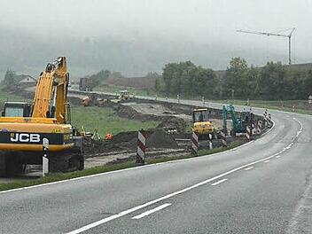 An der B 279 sind die Arbeiten für den neuen Radweg Maroldsweisach-Ermershausen voll im Gange.  Foto: gsch