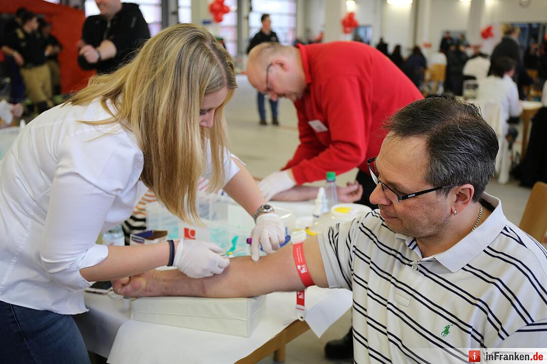 An Leukaemie erkrankter Feuerwehrmann hofft auf Hilfe - 500 Spender kamen am Sonntag in Hof zur Typisierung