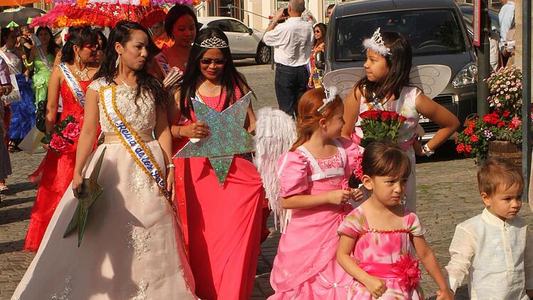 In schmucken Kostümen waren sowohl die Buben und Mädchen als auch die jungen Damen im Zug dabei.