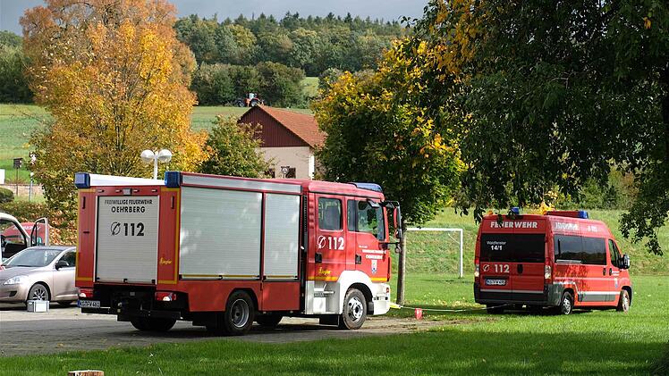 Bevor das Feuerwehrauto los fährt, muss es erst von der nassen Wiese geschleppt werden, wo es sich fest fuhr. Foto: Gerd Schaar