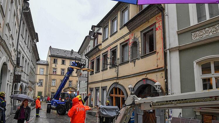 Das Technische Hilfswerk hat am Mittwoch die Notsicherung des einsturzgefährdeten Gebäudes in der Oberen Sandstraße begonnen. Foto: Ronald Rinklef