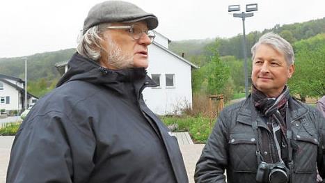 Stadtbaumeister Andreas Ender (links) über den "Flutenden Wasserhahnenfuß":  "Wenn er abgeblüht hat, fängt er an zu stinken." Daneben im Bild ist Nachbarschaftstag-Berater Siegmund Katholing.