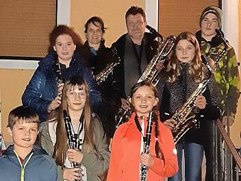 Beim "Weihnachtszauber in Reuth" überzeugten einige Nachwuchskräfte des Musikvereins Weißenbrunn mit Weihnachtsmelodien. Mit im Bild (hintere Reihe) Vorsitzende Ninette Soyez-Plitzner und Dirigent Marco Plitzner. Foto: Dieter Wolf