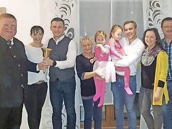 Stefan Heinlein (Dritter von links) feierte im Kreise seiner Familie den Wahlsieg. Foto: privat